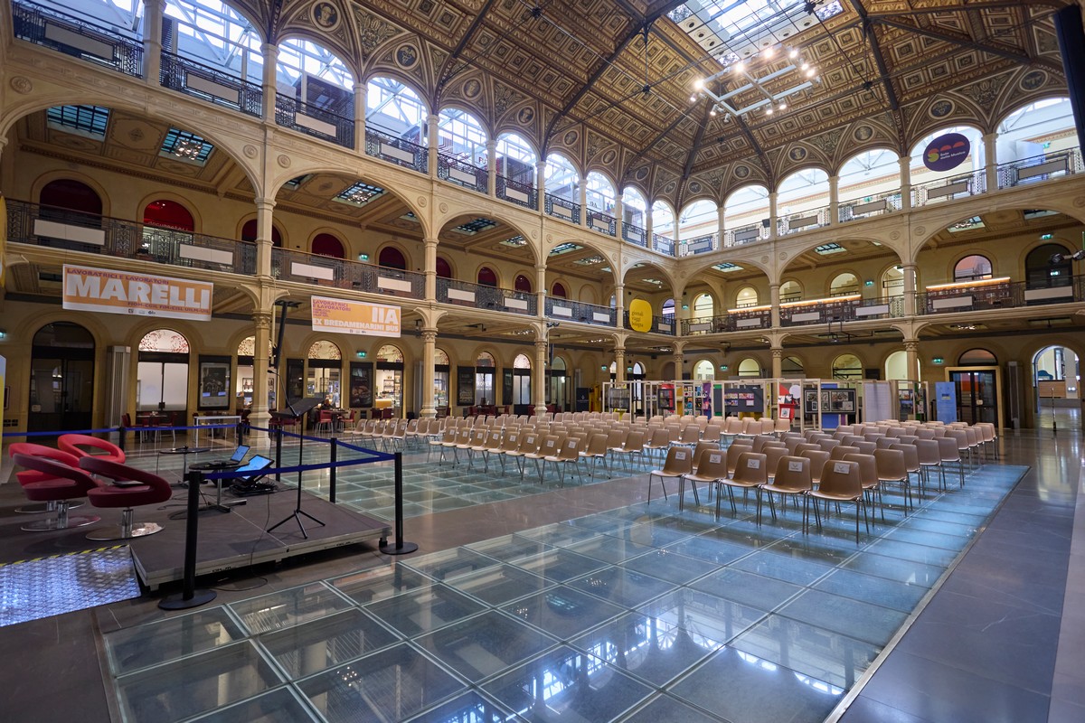 Sala conferenze della Biblioteca Salaborsa, Bologna, allestita da SIMAS