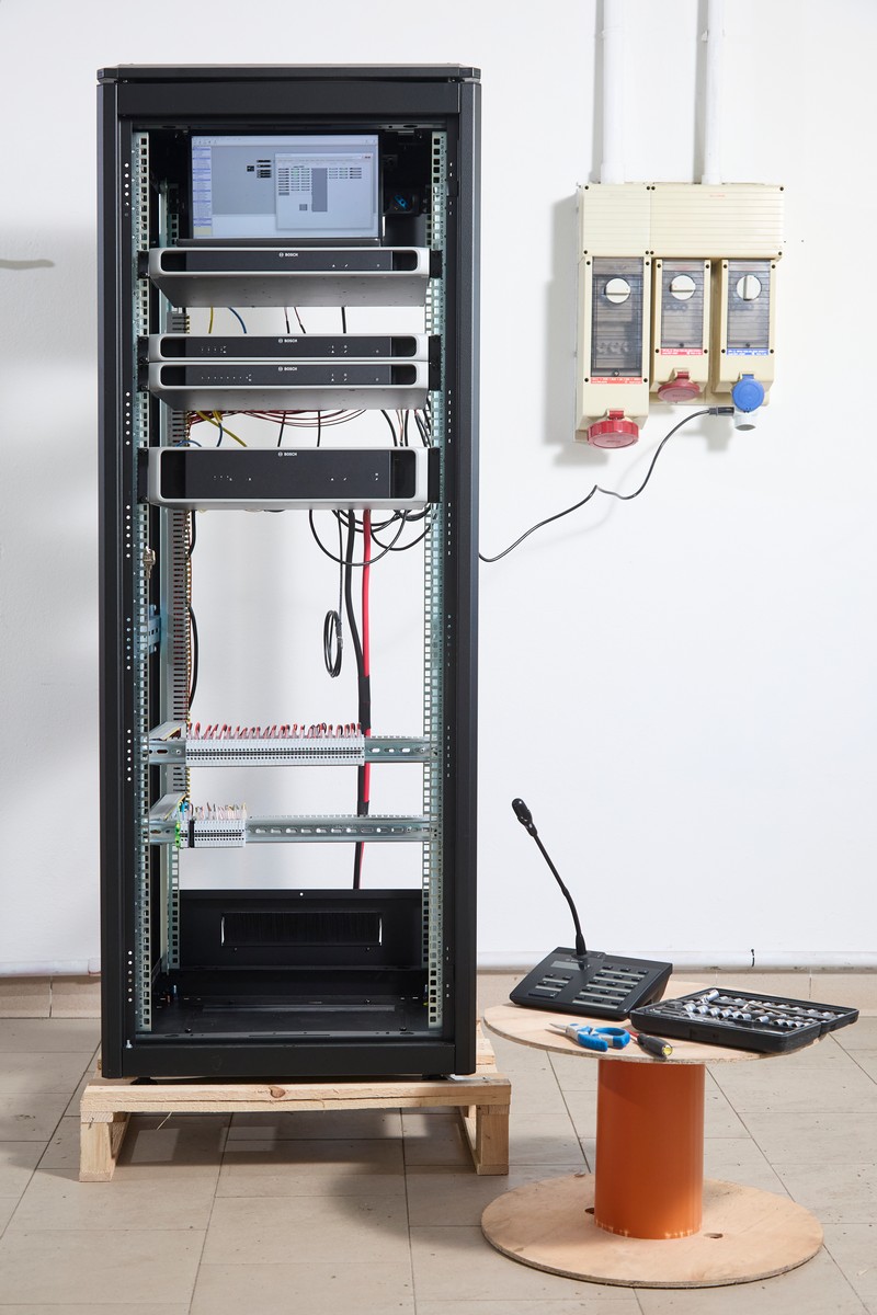 Armadio rack con centrale EVAC, impianto seguito da SIMAS